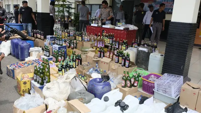 Polisi Cilacap menggerebek pabrik miras oplosan bermodus jamu ginseng dan menyita ribuan liter miras oplosan ratusan botol miras berbagai merk. (Foto: Liputan6.com/Polres Cilacap/Muhamad Ridlo)