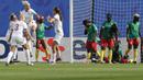 Steph Houghton ( ketiga dari kiri ) merayakan gol pertama Inggris yang dicetaknya ke gawang Kamerun. Steph Houghton yang berposisi sebagai bek tengah adalah kapten Manchester City.  ( AP/Michel Spingler )