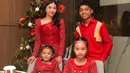 Sarwendah juga mengenakan dress merah lengan panjang bermotif. Dress tersebut memiliki aksen merah kancing emas. [@@sarwendah29]