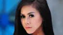 Nama Anneke Carolline di dunia tarik suara mungkin masih kurang familiar di para pecinta musik. Namun perempuan yang akrab disapa Anneke ini sudah tak asing lagi di majalah pria dewasa. Foto diambil pada Rabu (10/6/2015). (Liputan6.com/Faisal R Syam)