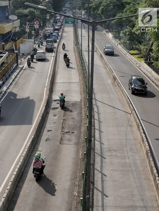 Sejumlah sepeda motor melintas di jalur Transjakarta di Jalan Galunggung, Jakarta, Kamis (7/2). Pelanggaran lalu lintas tersebut disebabkan kurangnya disiplin dan kepatuhan hukum dari pengguna jalan. (Liputan6.com/Faizal Fanani)