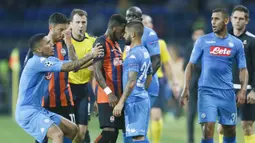 Gelandang Shakhtar Donetsk, Fred, bersitegang dengan striker Napoli, Lorenzo Insigne, pada laga Liga Champions di Stadion Metalist, Ukraina, Kamis (14/9/2017). Shakhtar Donetsk menang 2-1 atas Napoli. (AP/Efrem Lukatsky)