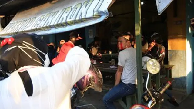 Momen Tri Rismaharini Sidak Masker di Jalanan. (Sumber: Twitter/BanggaSurabaya)