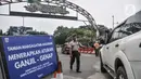 Mobil berpelat ganjil putar balik saat pemberlakuan ganjil genap di Taman Margasatwa Ragunan, Jakarta, Minggu (24/10/2021). Sistem ganjil genap di tempat wisata berlaku pada hari Jumat mulai pukul 12.00-18.00 WIB serta Sabtu dan Minggu pukul 07.00-14.30 WIB. (merdeka.com/Iqbal S. Nugroho)