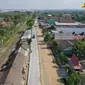 Jalan kabupaten dan kota mendominasi jalan di Indonesia, yakni 82 persen dari total jaringan dengan panjang 433.654,4 km. Saat ini Kementerian PUPR tengah memperbaiki sejumlah jalan daerah yang rusak dan meminta pemda untuk memelihara. (Dok Kementerian PUPR)