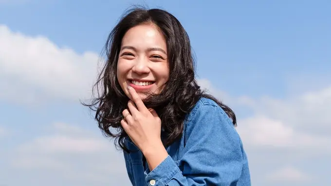 tertawa cantik bahagia dewasa baju biru tersenyum