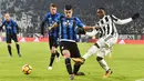 Pemain Juventus, Kwadwo Asamoah (kanan) melakukan tendangan saat menghadapi Atalanta pada laga leg kedua semifinal Coppa Italia di Allianz Stadium, Rabu (28/2). Juventus memastikan diri lolos ke final setelah menang 1-0. (Andrea Di Marco/ANSA via AP)
