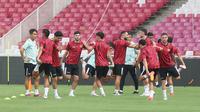 Calvin Verdonk (paling kanan) ikut dalam sesi latihan resmi Timnas Indnesia jelang menghadapi Irak di Staadion Utama Gelora Bung Karno, Jakarta, Rabu (5/6/2024). (Bola.com/M. Iqbal Ichsan)