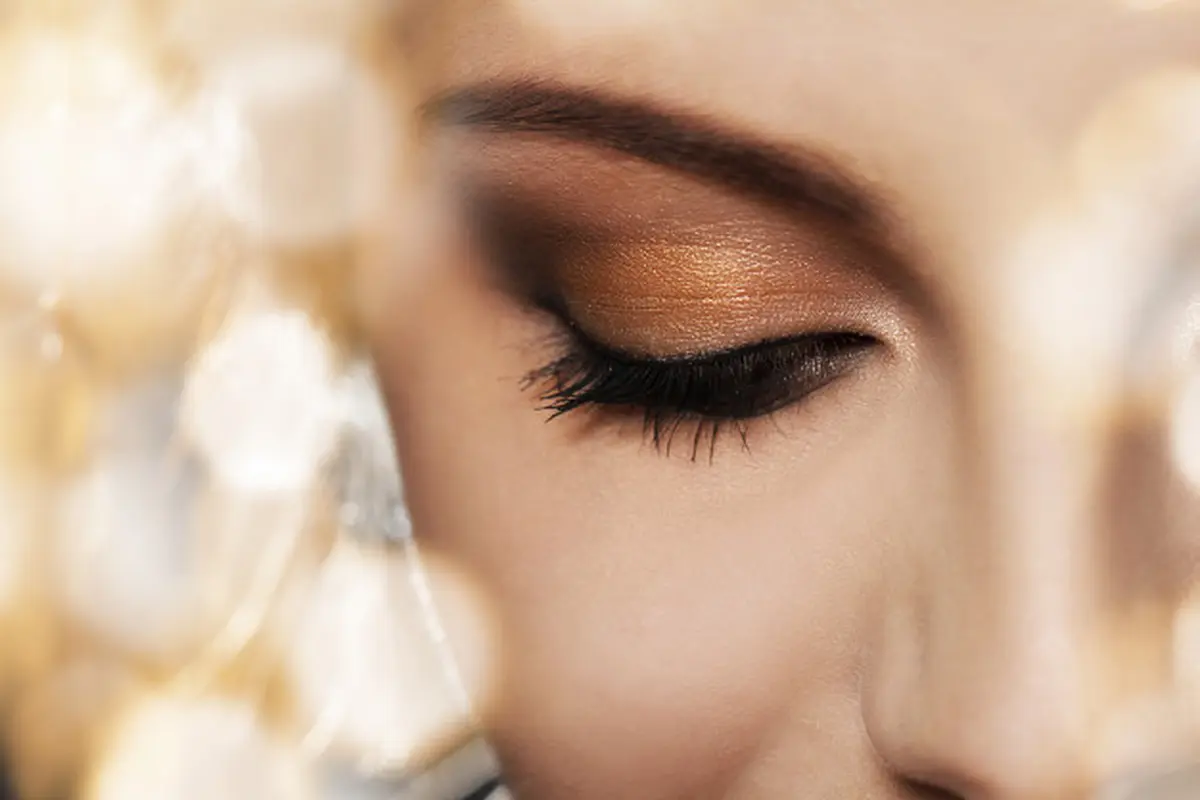 Pemilihan Warna dan Pengaplikasian Eyeshadow Pada Mata