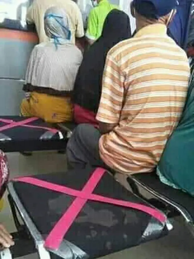 6 Potret Orang Taati Aturan Tanda 'X' Jaga Jarak Ini Kocak Banget