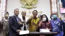 Menteri Pemberdayaan Perempuan dan Perlindungan Anak I Gusti Ayu Bintang Darmawati (kedua kanan) dan Ketua Baleg DPR RI Supratman Andi Agtas (ketiga kanan) saat penandatanganan dokumen dalam rapat pembahasan RUU TPKS di Gedung Nusantara I, Jakarta, Rabu (6/4/2022). (Liputan6.com/Angga Yuniar)