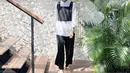 Tim monokrom merapat! Agar tidak bosan, kamu bisa tiru gaya Ayudia bing Slamet ini. Padukan kemeja dengan vest dan celana kulot. Untuk hijab, bentuk ala turban. Dijamin terlihat standout! (Instagram/ayudiac).