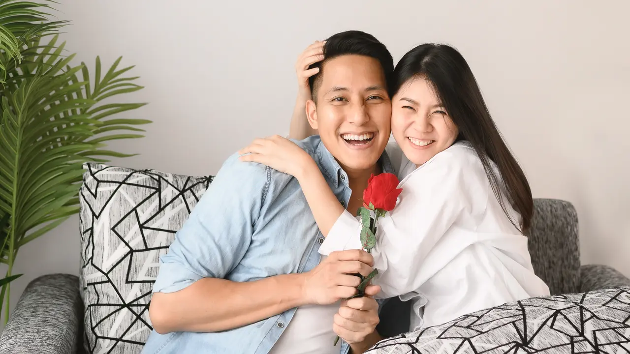 perempuan dan pasangan saling perhatian