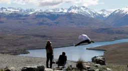 Turis saat mengambil foto di Mount John Observatory di Danau Tekapo, Selandia Baru (6/10). Danau ini mencakup area seluas 83 kilometer persegi (32 sq mi), dan berada di ketinggian 710 meter (2.330 kaki) di atas permukaan laut. (AP Photo/Mark Baker)