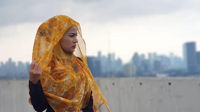 Demo Pakai Bikini, Ini 7 Potret Dinar Candy Pakai Hijab yang Bersahaja