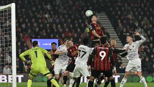 Duel udara yang terjadi pada pertandingan Bournemouth melawan Manchester United di Vitality Stadium, Sabtu (21/03/2026) dini hari WIB. (AFP/Glyn Kirk)