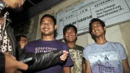 Tiga mahasiswa keluar dari tahanan Reskrimum Polda Metro Jaya, Jakarta, Senin (2/4). Sebanyak 50 mahasiswa yang terlibat aksi anarkis dalam demo menolak kenaikan BBM di Salemba akhirnya dibebaskan sedangkan dua mahasiswa masih ditahan untuk menjalani pemeriksaan lanjutan. (Antara)