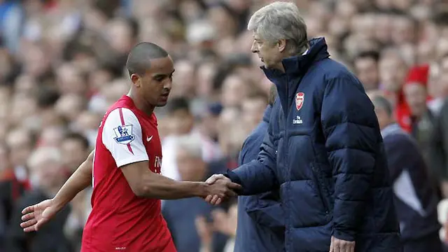 arsene_wenger_dan_theo_walcott_121101afp