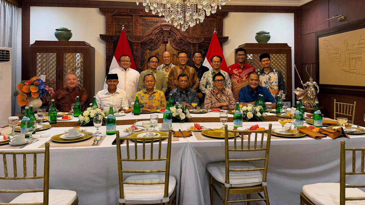 Sekjen Partai Koalisi Merapat ke Kediaman Sugiono, Ini yang Dibahas