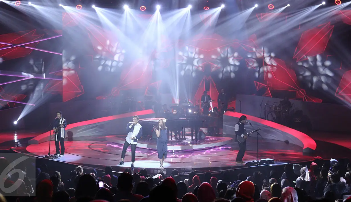 Penampilan grup musik Hivi berkolaborasi dengan musisi Yovie Widianto saat konser “Beranda Cinta Yovie & His Friends”, di Studio 6 Emtek City, Jakarta, Rabu (3/5). (Liputan6.com/Herman Zakharia)