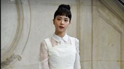 Melalui akun Instagram pribadinya, Jisoo Blackpink tampil dengan mengusung konsep klasik dan elegan. Dirinya juga terlihat manglingi dengan rambut bak Audrey Hepburn yang ikonik. (Liputan6.com/IG/@sooyaaa__)