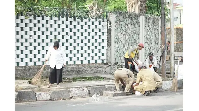Ikut Bantu Warga, Ini 7 Potret Tri Rismaharini saat Lakukan Kerja Bakti