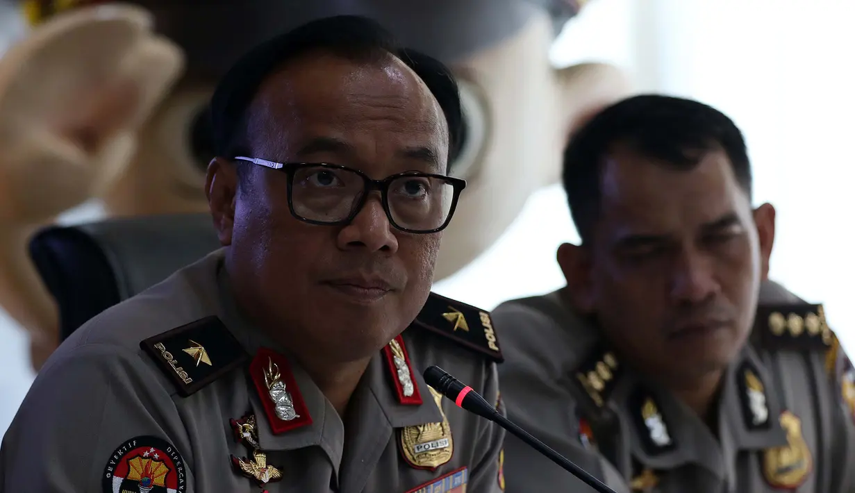 Kadiv Humas Mabes Polri Brigjen Dedi Prasetyo memberi keterangan terkait kelompok teroris ISIS di Sumatera Barat, Mabes Polri, Jakarta, Selasa (23/7/2019). Terduga teroris hendak meledakkan bom di Mapolda Sumbar hingga di lapangan saat upacara 17 Agustus 2019 di Kota Padang.(Liputan6.com/JohanTallo)