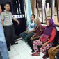 Para keluarga korban yang dibunuh dengan cara dibakar, berkumpul di RS Bhayangkara Palembang (Liputan6.com / Nefri Inge)