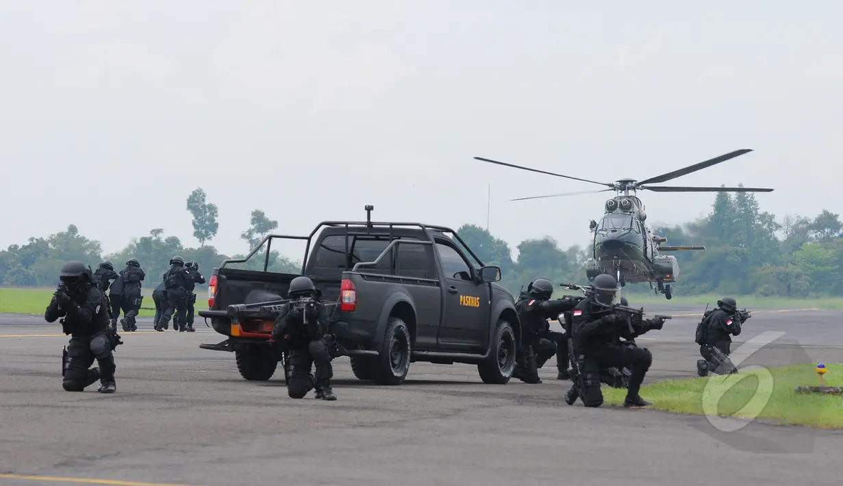 Atraksi pembebasan sandera oleh Detasemen Bravo dalam acara peringatan HUT ke-69 TNI AU AU Tahun 2015 di Lanud Halim Perdanakusuma, Jakarta, Kamis (9/4/2015). Acara tersebut menampilkan demo darat dan atraksi udara. (Liputan6.com/Herman Zakharia)
