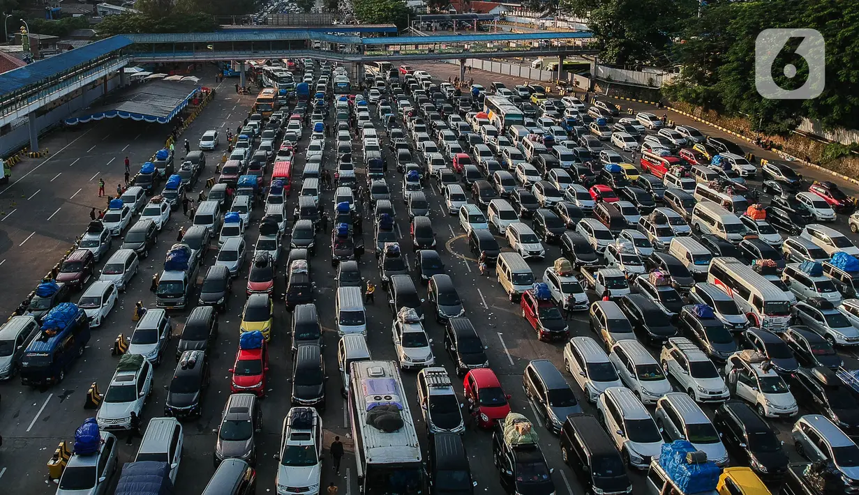 Menurut Dirut PT ASDP Indonesia Ferry, Ira Puspadewi, puncak arus mudik lebaran di Pelabuhan Merak dan Ciwandan diprediksi Selasa (18/4) malam hingga Rabu (19/4) dini hari dengan data jumlah penumpang hingga pukul 06.00 WIB mencapai 106.637 orang. (Liputan6.com/Faizal Fanani)
