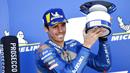 Pembalap Suzuki Ecstar, Joan Mir, melakukan selebrasi di atas podium usai balapan MotoGP Aragon, Spanyol, Minggu (18/10/2020). Alex Rins berhasil finis pertama dengan catatan waktu 41 menit, 54,391 detik. (AP Photo/Jose Breton)