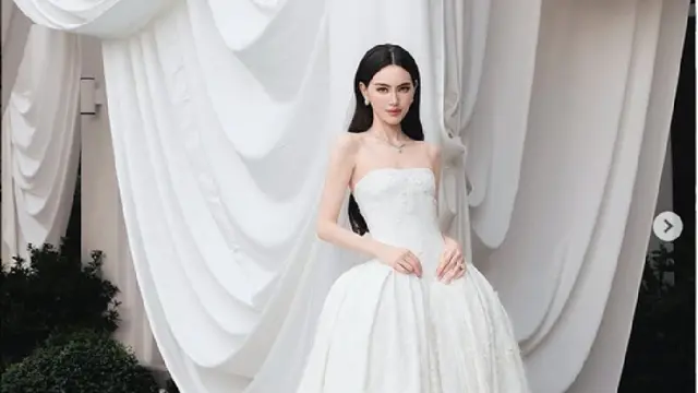 Aktris Thailand Mai Davika Resmi Menikahi Pacar 7 Tahunnya, Anggun Bergaun Pengantin yang Roknya Bisa Dilepas Pasang