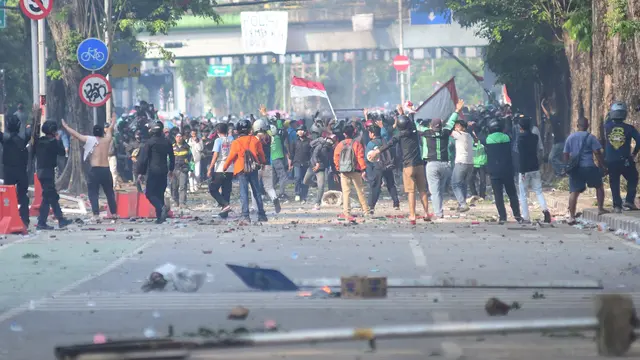 Aksi Massa Memanas, Massa Rusak dan Bakar Kendaraan di Depan Mako Brimob Kwitang