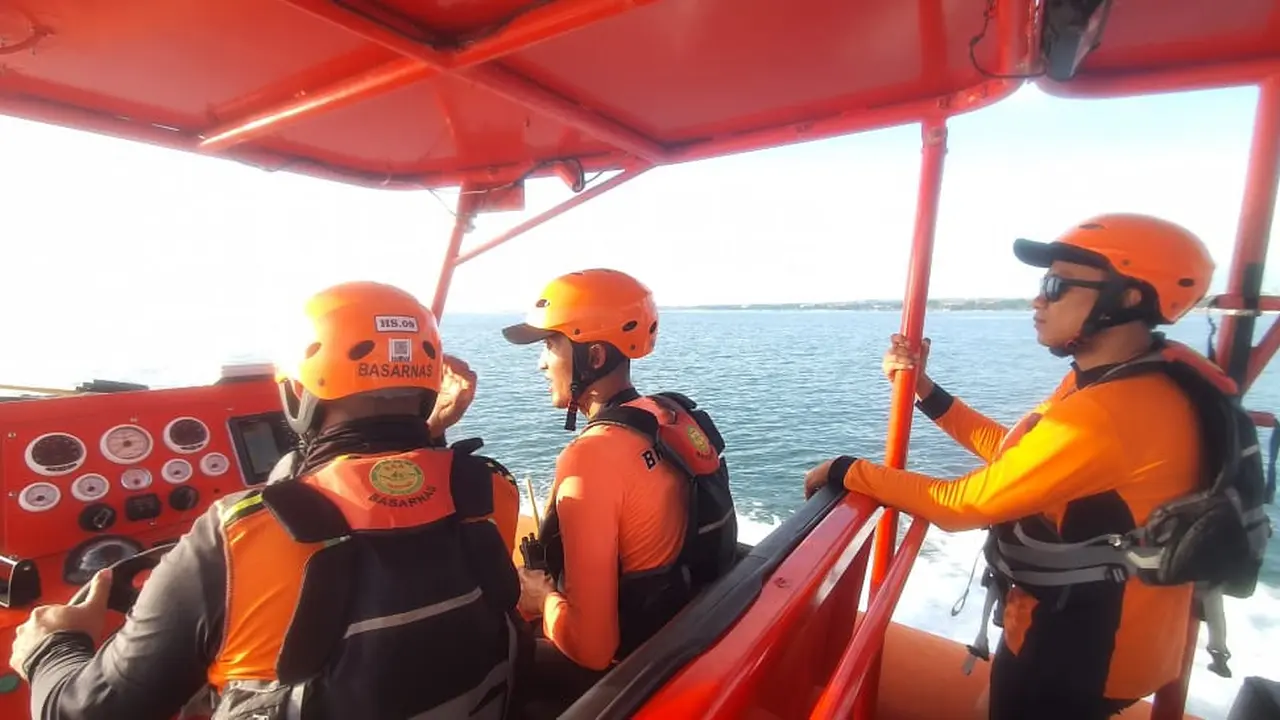 Proses pencarian nelayan hilang di perairan nusa penida.