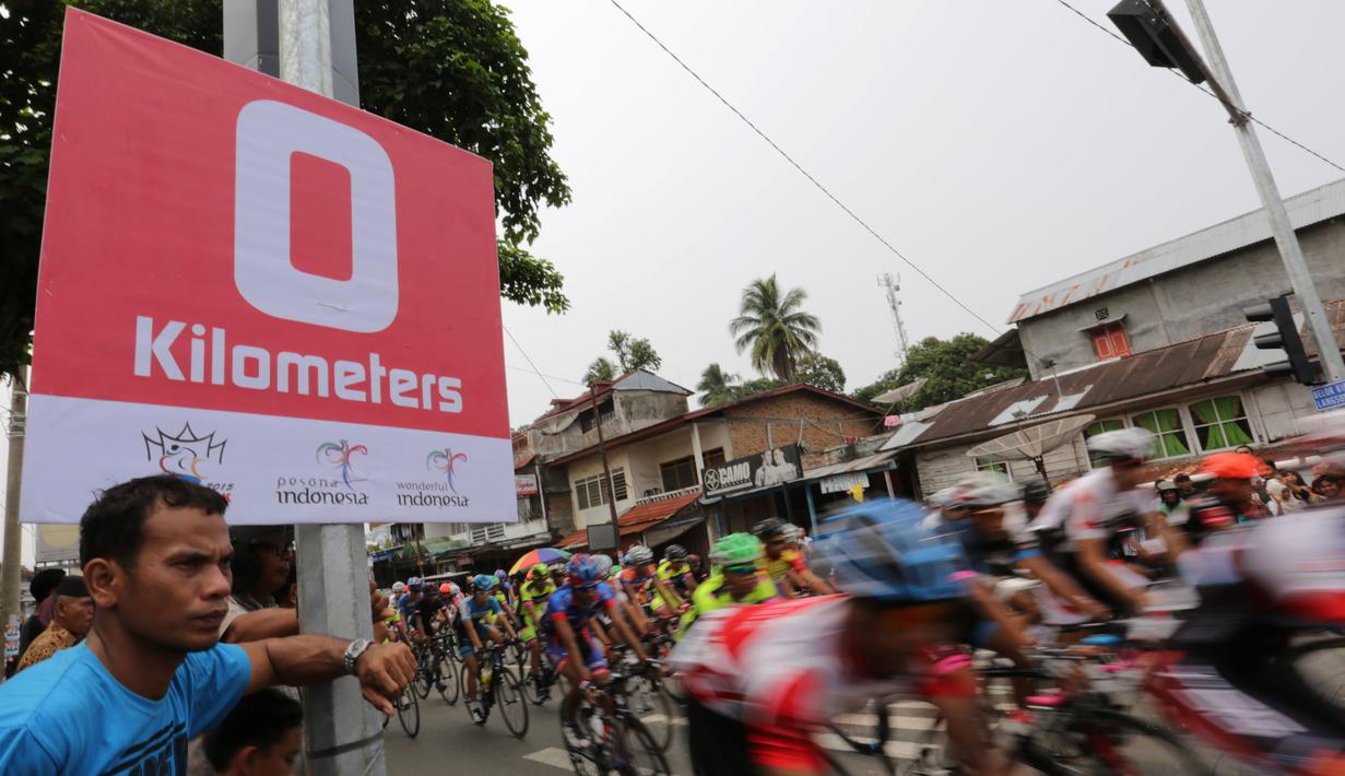 Para pebalap memulai start Etape 8 Tour de Singkarak 2015 dari Simpang Ampek, Pasaman Barat dan finis di Lawang Park, Kabupaten Agam, Sabtu (10/10/2015). (Bola.com/Arief Bagus)