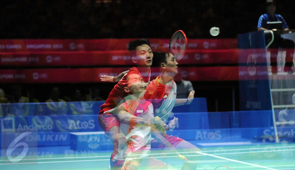 Pebulutangkis tunggal putra Indonesia Ihsan Maulana Mustofa saat laga melawan Sappanyu Avihingsanon (Thailand) di final beregu putra SEA Games ke-28 di Singapore Indoor Stadium, Singapura, Jumat (12/6/2015). (Liputan6.com/Helmi Fithriansyah)