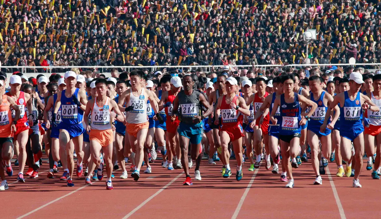 Para peserta berkompetisi dalam Pyongyang Marathon atau yang disebut juga Mangyongdae Prize International Marathon di Pyongyang, Minggu (7/4). Ajang lari tahunan ini merupakan bagian dari perayaan untuk menandai hari lahir pendiri Korea Utara, Kim Il-sung pada tahun 1912. (AP/Jon Chol Jin)