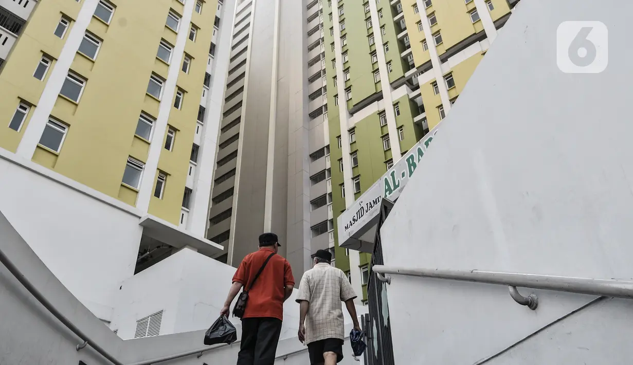 Warga menuju masjid di Rusun Pasar Rumput, Jakarta, Senin (27/7/2020). Perumda Pasar Jaya dan Pemprov DKI masih menggodok alokasi penerima manfaat Rusun tersebut, termasuk konsep kepemilikan apakah menjadi rusunawa atau milik rusunami diharapkan diputuskan Oktober 2020.(merdeka.com/Iqbal S. Nugroho)