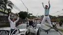 Ratusan pengemudi Uber saat unjuk rasa di Sao Paulo, Brasil (30/10). Mereka memprotes adanya aturan baru yang dibuat pemerintahannya dan dapat mengubah status mereka sama seperti taksi konvensional. (AP Photo / Andre Penner)