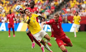 Pemain Kolombia Luis Diaz berebut bola dengan pemain Swiss Denis Zakaria dan Nico Elvedi selama pertandingan sepak bola babak 16 besar Piala Dunia antara Swiss dan Kolombia di Vancouver, British Columbia, Selasa, 7 Juli 2026. (AP/ The Canadian Press/ Ethan Cairns)