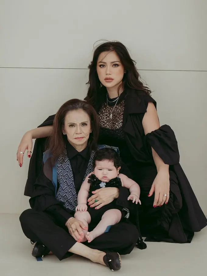 Gaya Pemotretan Tiga Generasi Jessica Iskandar Bersama Sang Ibu dan Buah Hati, Kompak Serba Hitam
