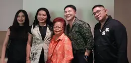 Desainer Wilsen Willim (kedua dari kanan) di acara penayangan perdana film seri dokumenter Reinventing Tenun: Journey to Algorithm di XXI Plaza Indonesia, Jakarta, 21 Agustus 2026. ((Liputan6.com/Nurri Indah)