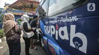 Warga menukarkan uang pecahan kecil di mobil Kas Keliling BI, Pasar Rawa Bening, Jakarta Timur, Senin (18/4/2022). Untuk mencegah virus corona, BI meminta masyarakat mendaftar melalui aplikasi Pintar BI di https://pintar.bi.go.id sebelum ke mobil kas keliling BI. (merdeka.com/Iqbal S.Nugroho)
