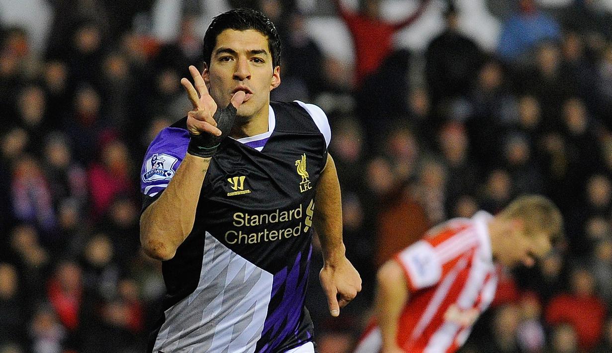 Luis Suarez. Striker Uruguay berusia 35 tahun yang kini memasuki musim kedua di Atletico Madrid ini berhasil meraih penghargaan Sepatu Emas Liga Inggris bersama Liverpool pada musim 2013/2014. Ia mencetak 31 gol, unggul jauh dari rekannya Daniel Sturridge di tempat kedua (21 gol). (AFP/Andrew Yates)