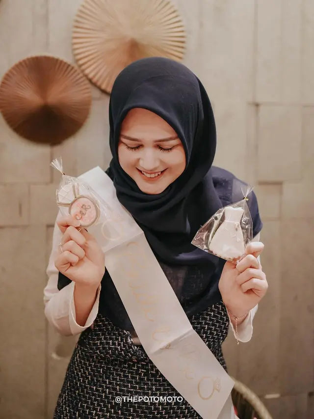 8 Momen Hangat Bridal Shower Cut Meyriska dan Roger Danuarta Bersama Sahabat