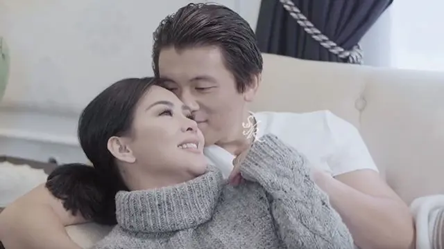 6 Momen Mesra Reino Barack Jadi Model Video Klip Syahrini, Romantis
