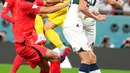 Kiper Portugal Diogo Costa (tengah) melakukan penyelamatan saat melawan Korea Selatan pada pertandingan sepak bola Grup H Piala Dunia 2022 di Education City Stadium, Al Rayyan, Qatar, 2 Desember 2022. Korea Selatan melaju ke babak 16 besar Piala Dunia 2022 usai menaklukkan Portugal dengan skor 2-1. (AP Photo/Lee Jin-man)