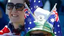 Penonton membawa bendera di kepalanya saat menyaksikan  pertandingan tenis selama putaran pertama Australian Open 2017 di Melbourne, Australia (16/1). (AP Photo / Kin Cheung)