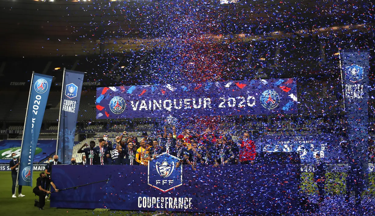 Kapten Paris Saint-Germain Thiago Silva (tengah) dan rekan-rekan setimnya mengangkat trofi Piala Prancis usai mengalahkan Saint-Etienne pada pertandingan final di Stade de France, Saint Denis, Paris, Prancis, Jumat (24/7/2020). PSG menang 1-0. (AP Photo/Francois Mori)