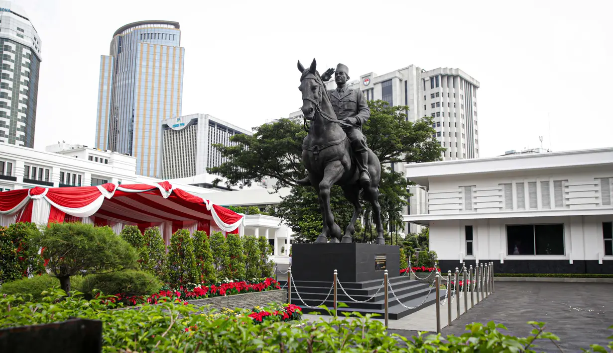 Patung Presiden ke-1 RI Soekarno terpajang di Gedung Kementerian Pertahanan, Jakarta, Minggu (6/6/2021). Menteri Pertahanan Prabowo Subianto mengungkapkan, patung Soekarno yang menunggangi kuda tersebut dilatarbelakangi peristiwa 5 Oktober 1946. (Liputan6.com/Faizal Fanani)